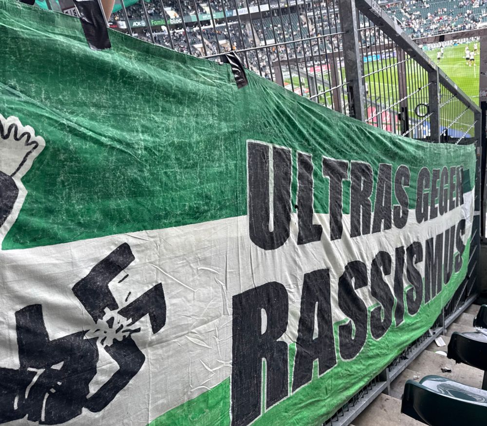 Ultras gegen Rassismus Banner der Werder Ultras im Stadion in Gladbach 