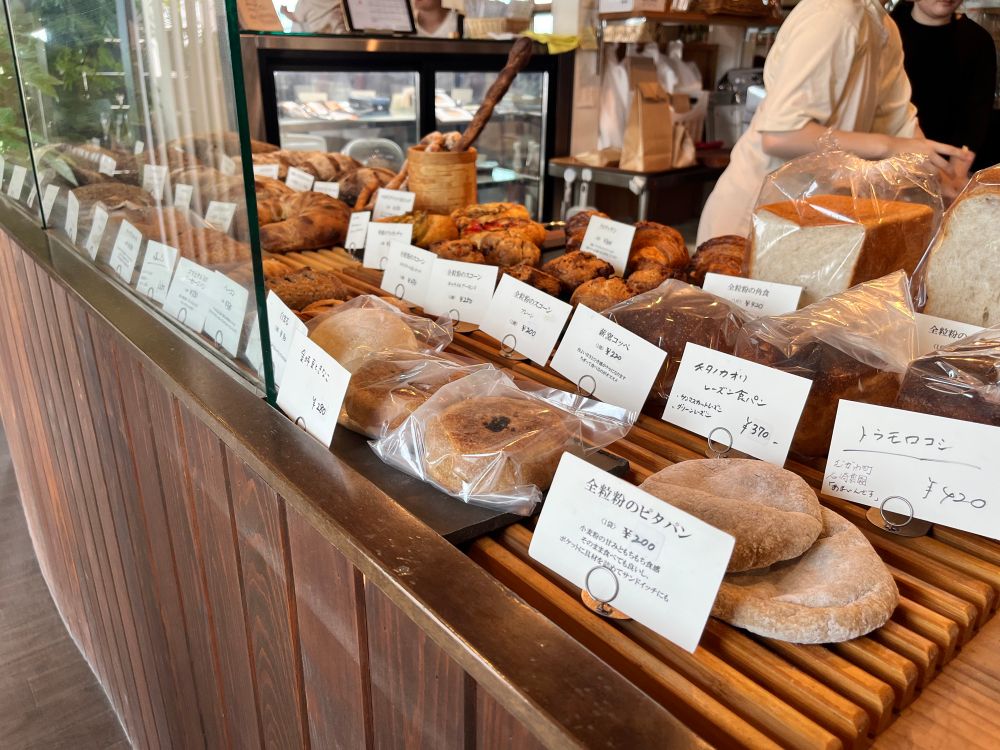 石窯で焼かれたパンたち。ハード系が多めで全粒粉を使ったものが多い。