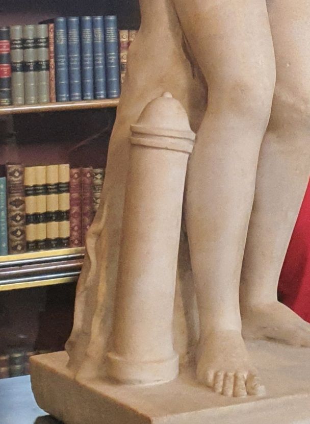 Closer view of the bollard 