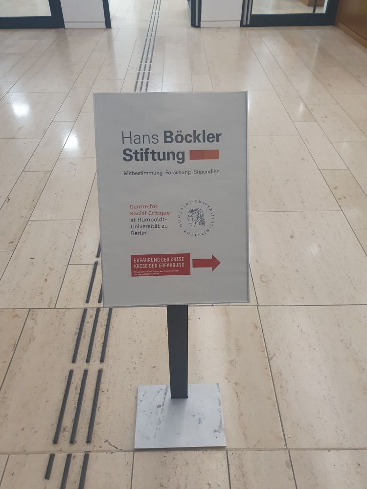 Ein Aufsteller zur Tagung "Erfahrung der Krise - Krise der Erfahrung" mit dem Logo der Hans-Böckler-Stiftung als Ausrichter und dem Logo des Center for Social Critique der HU Berlin als Kooperationspartner.