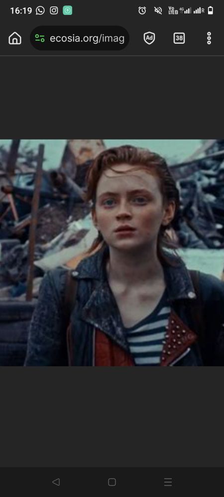 Sadie sink en o'dessa (peli). tiene el pelo corto como echado hacia atrás. Keda molt be