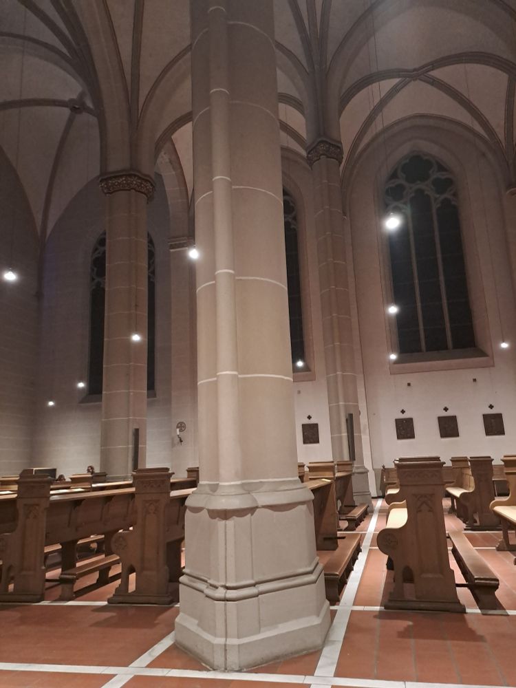 Der Innenraum einer Kirche mit katholischen Sitzbänken