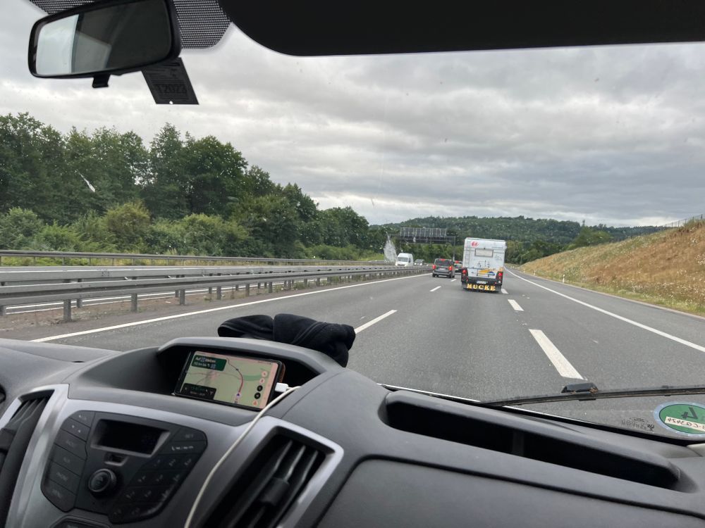 Foto durch die Windschutzscheibe eines Vans auf die Straße (Bundesland Hessen)