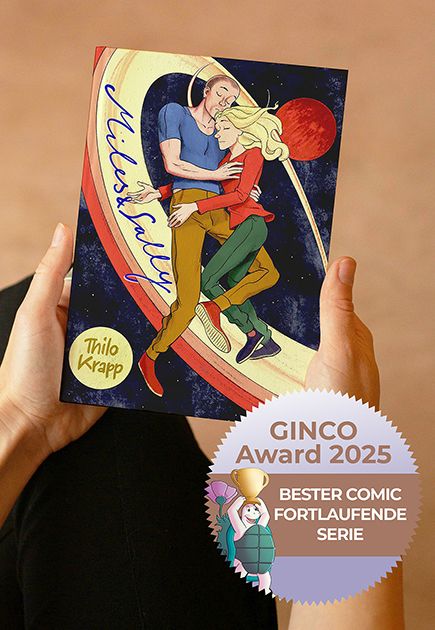 Cover (Mockup des Buches) des webcomics MILES & SALLY von Thilo Krapp, in den Händen einer Person liegend. Eine Plakette des GINCO-Awards aufkrempeln Foto angebracht, unten rechts, mit der Info, dass es sich bei dem Comic um die von diesem Independent-Award ausgezeichnete „Beste fortlaufende Serie“ im Netz handelt. 