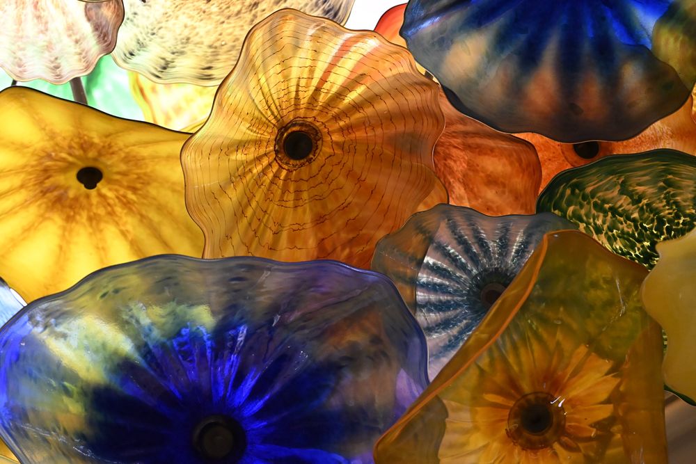 The Bellagio hotel lobby in Las Vegas features a stunning glass sculpture titled "Fiori di Como" by Dale Chihuly. This artwork, composed of 2,000 hand-blown glass flowers.