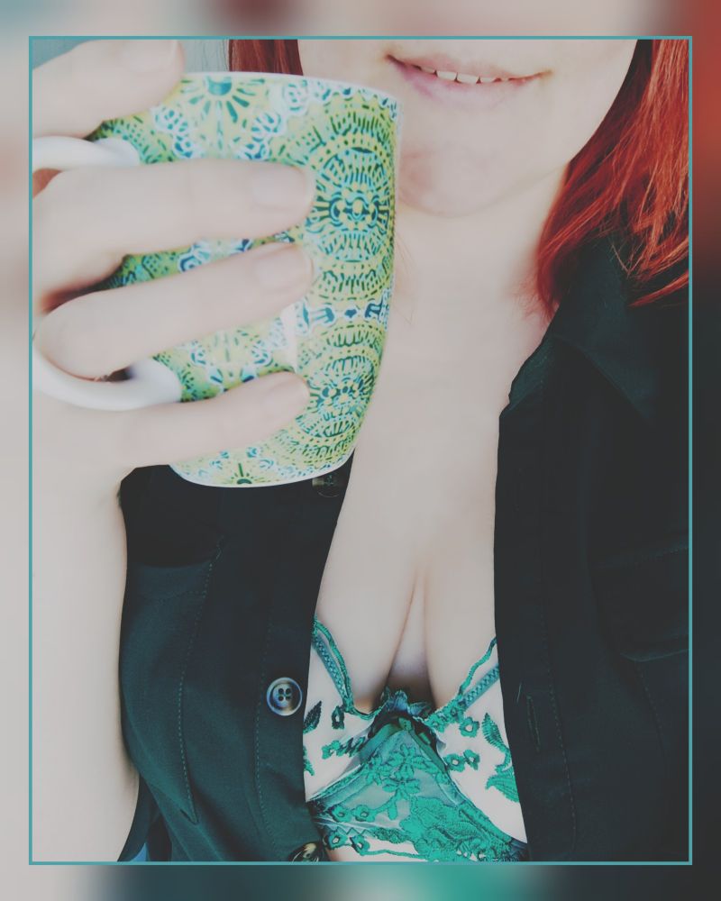 Grünlastiges Foto "schon wieder Knöpfe offen"
Ist es zu glauben, immer hat diese Frau die Knöpfe oder den Reißverschluss ihrer Kleidung viel zu weit offen.
Diesmal gibt das den Blick auf einen durchsichtigen BH frei, der mit grünem Blumenmuster bestickt ist. Darüber trage ich eine grüne Bluse. In meiner Hand halte ich die grün gemusterte Kaffeetasse, die immer für Fotos herhalten muss, in der aber noch nie ein Getränk war.
Twitterbeichte: jedes Tassenfoto ist ein Fake, ich trinke ausschließlich Kaffee aus meinem Thermosbecher. Und das mit dem Kaffee ist auch Fake, da ist so viel Hafermilch drin, dass er den Namen Kaffee nicht mehr verdient. Ich mag nämlich gar keinen Kaffee.
