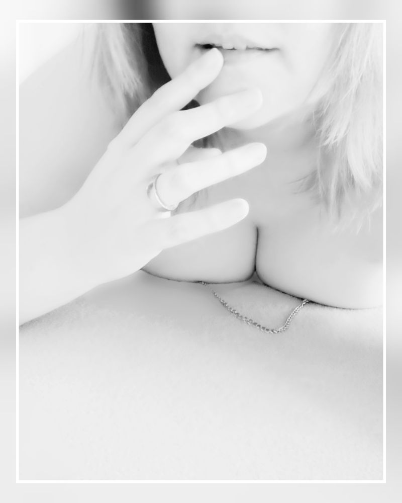 sw Foto "Playtime"
Ich liege auf dem Bauch und drücke meinen Oberkörper etwas hoch. Natürlich bin ich nackt, soll ja nicht zu anständig sein bei mir auf dem Account, aber wie immer sieht man trotzdem nichts.
Unter meinen Brüsten schaut eine Kette hervor. Was sich an deren Ende befindet und wie locker die Schrauben sind, bleibt eurer Phantasie überlassen. (Pun intended)
Meine Hand langt an meinem leicht geöffneten Mund. Warum? Die musste auch irgendwo hin und sollte die Kette nicht verdecken.