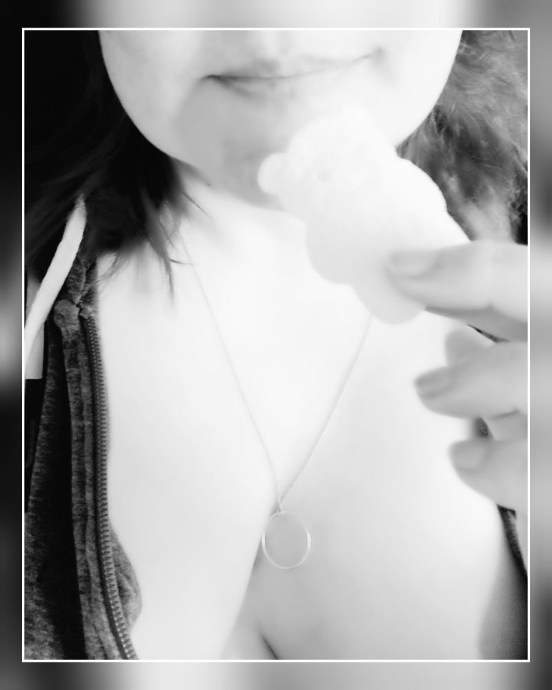 sw Foto "vernasch mich"
Ich halte mir einen Pombären vor den lächelnden Mund. 
Da Einkaufen für mich sehr anstrengend ist, bin ich von den 10 Minuten außer Haus ziemlich verschwitzt und muss durch die geöffnete Jacke etwas Dampf ablassen. Hilft ja nichts.