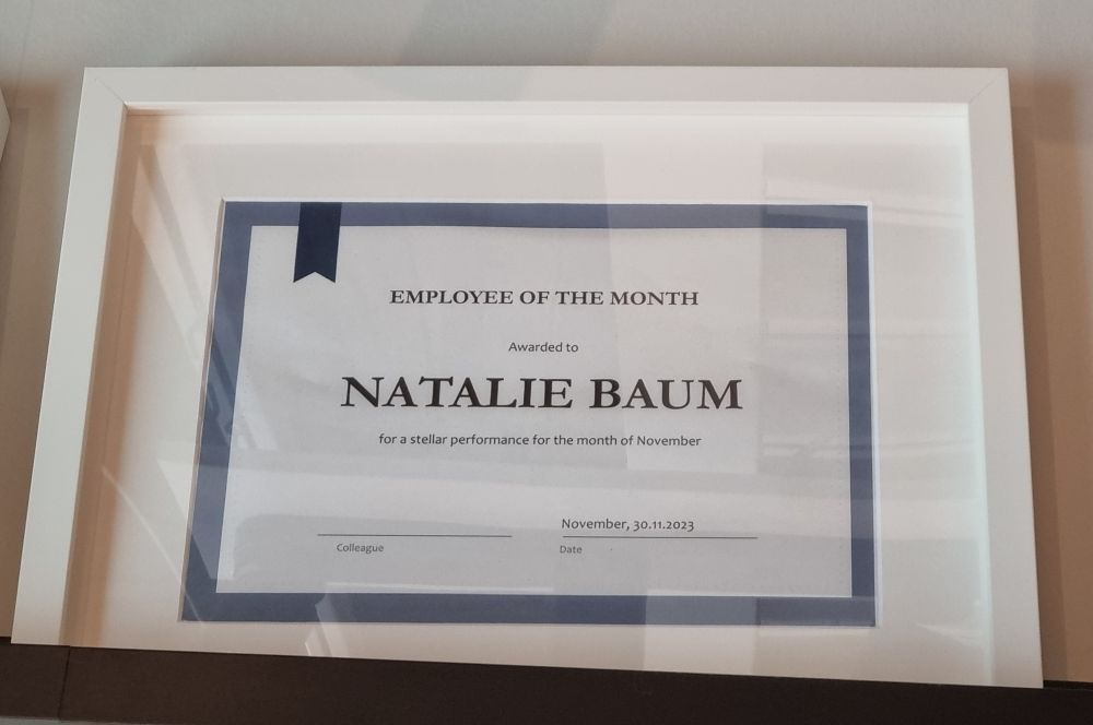 Schild "Mitarbeiter des Monats" Name fiktiv, eingerahmt als Inspiration für den Homeoffice (Quelle Ikea).