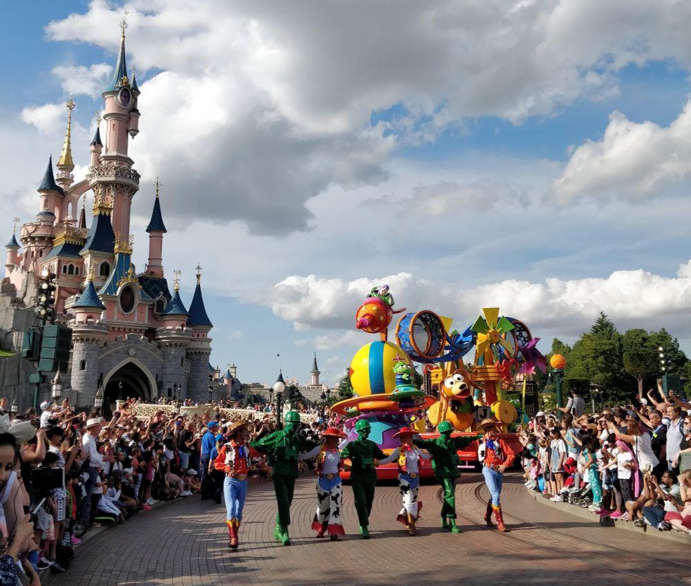 Château de Disneyland et personnages de la parade 