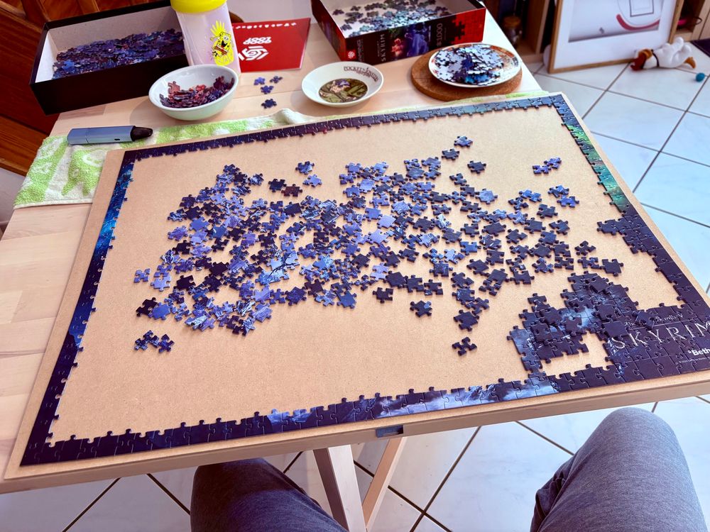 Même chose que la photo d'avant sauf que maintenant il y a tout le bord du puzzle, une réussite en soi !! Réussite pour laquelle l'autrice a perdu l'usage de son bassin.