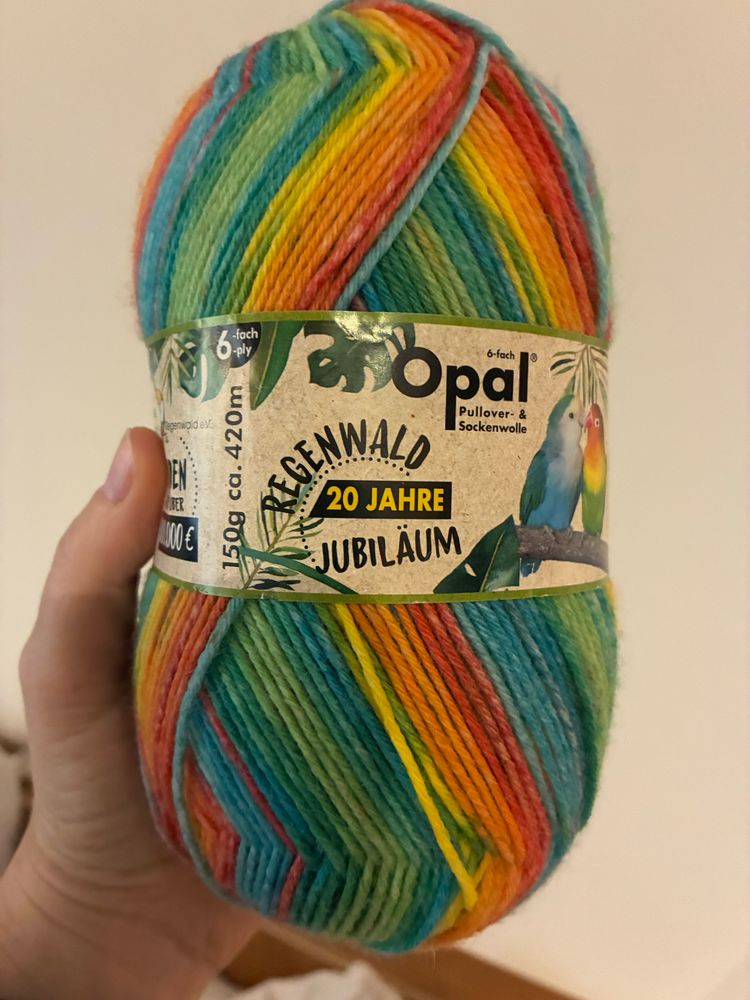 Ein Knäuel bunte Sockenwolle der Marke Opal