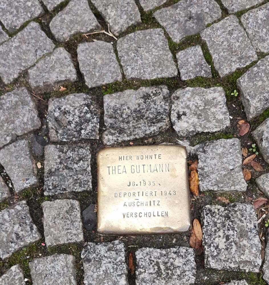 Geputzter Stolperstein für Thea Gutmann