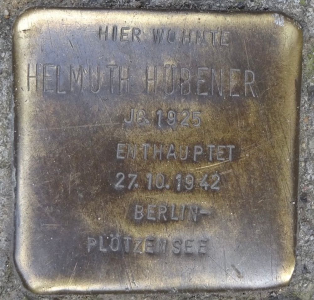 Sein Stolperstein. Hier wohnte Helmut Hübener, Jahrgang 1925, enthauptet am 27.10.1942 in Berlin Plötzensee.