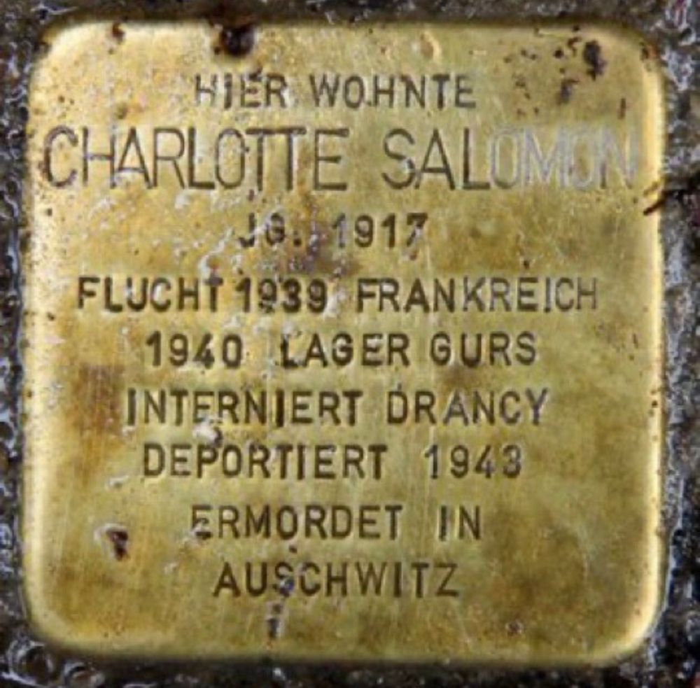 Ihr Stolperstein: hier wohnte Charlotte Salomon, geboren 1917, Flucht 1939 Frankreich. 1940 Lager Gurs, interniert in Drancy, deportiert 1943 ermordet in Auschwitz 