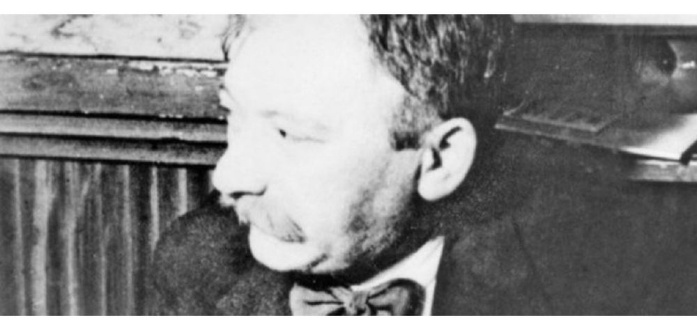 Ein Foto von ihm. Er schaut zur Seite.