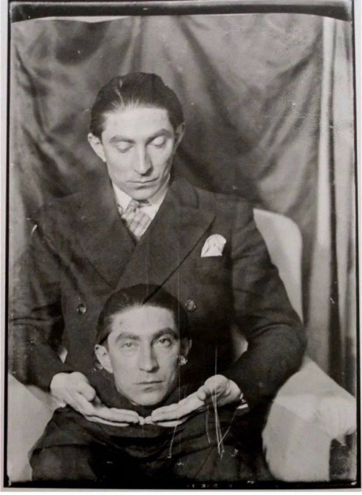 Ein Foto von ihm, gemacht von Man Ray; er hält seinen Kopf in den Händen 