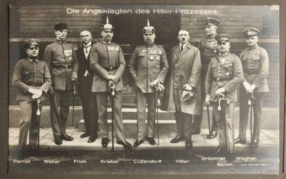 Die Angeklagten des Prozesses neben Hitler