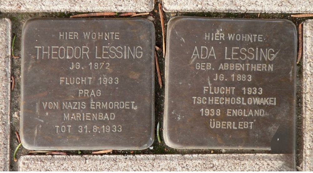 Die Stolpersteine für ihn und für seine Frau. Hier wohnte Theodor Lessing, Jahrgang 1872, Flucht 1933 Prag, von den Nazis ermordet in Marienbad, Tod, 31.8.1933. Hier wohnte Ada Lessing, geborene Abbrnthern, Jahrgang 1883, Flucht 1933, Tschechoslowakei, 1938 England überlebt