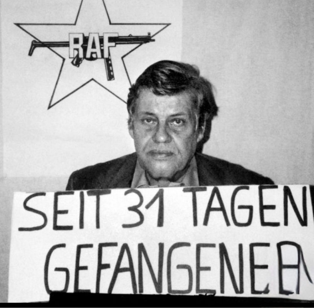 Schleier während seiner Entführung durch die RAF mit dem Schild seit 31 Tagen Gefangener