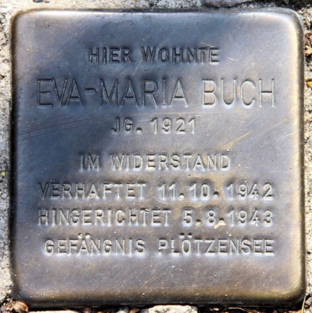 Hier wohnte Eva – Maria Buch, geboren 1921, im Widerstand, verhaftet, am 11.10.1942, hingerichtet am 5. August 19:43 Uhr im Gefängnis. Plötzensee