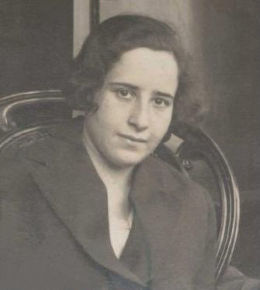 Hannah Arendt als als junge Frau, die aufmerksam in die Kamera schaut