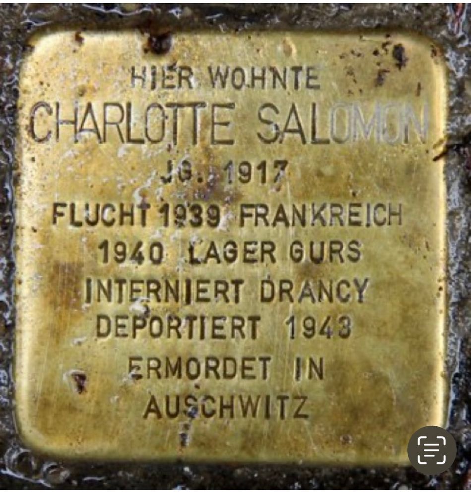 Hier wohnte Charlotte Salomon, geb 1917. Flucht 1939 Frankreich. 1940 Lager Gurs, interniert Drancy. Deportiert 1943, ermordet in Auschwitz 