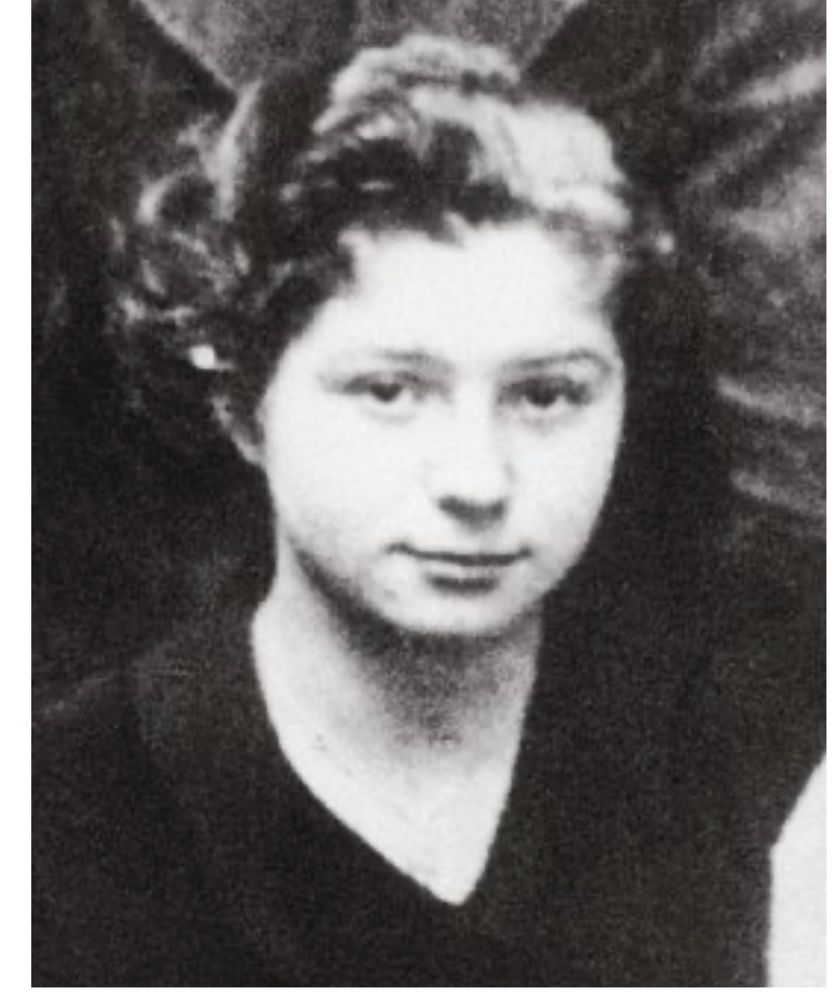 Ein Foto von ihr. Man sieht eine aufmerksam schauende , junge Frau, die fast noch kindlich wirkt