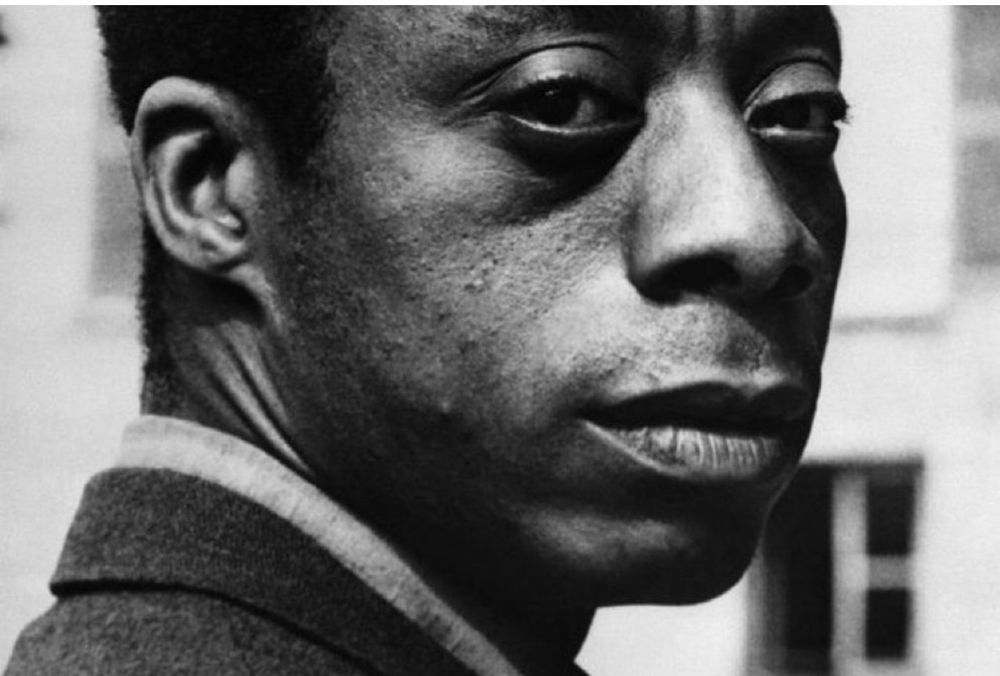Ein Foto von James Baldwin, man sieht allerdings nur sein Gesicht. 