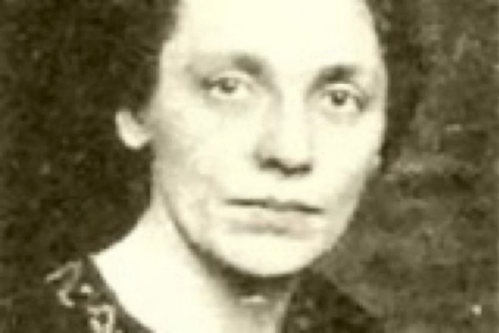 Etwas unscharfes Foto von ihrem Gesicht. Eine Frau mittleren Alters mit einem ovalen Gesicht, schaut in die Kamera. Viel mehr kann man nicht erkennen.