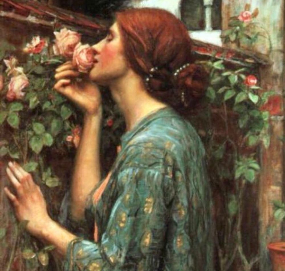 Ein Gemälde von John William Waterhouse. Eine Frau steht im Garten und riecht an einer Rose.