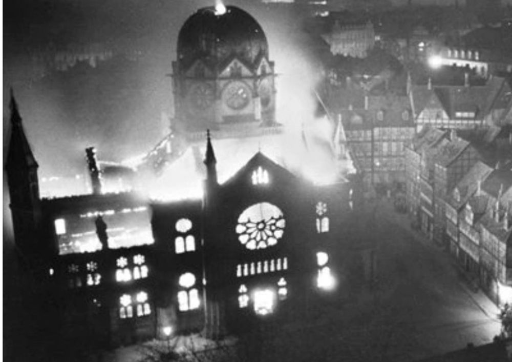 Man sieht eine fast schon ausgebrannte Synagoge