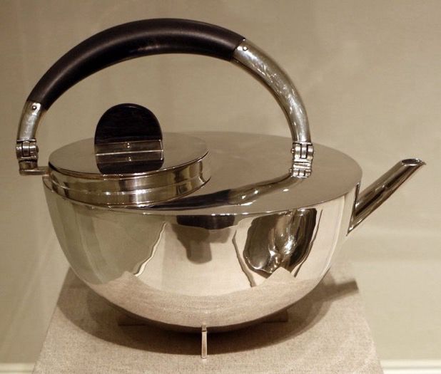 Der berühmte, von ihr entworfen, Teekessel mit runden Bauch und einem ganz geraden Deckel