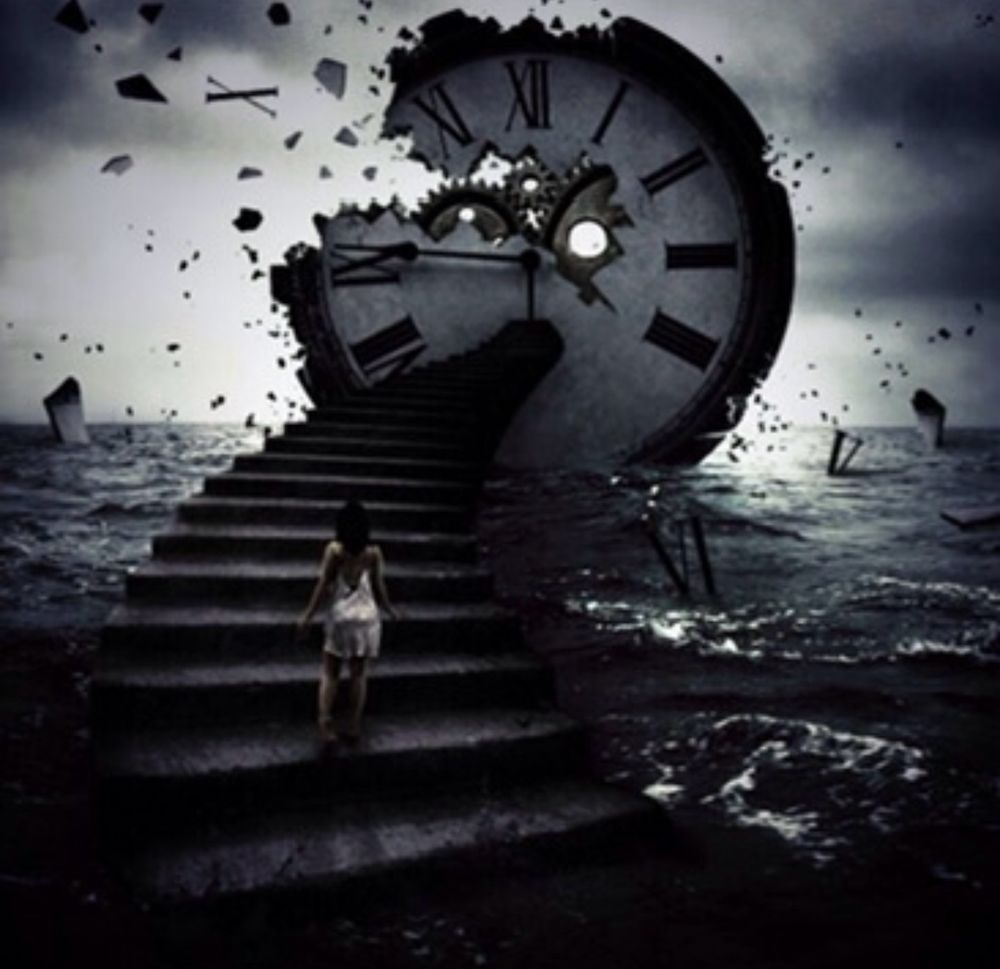Man sieht eine Frau eine Treppe hochgehen, an deren Ende eine Uhr ist, die 1000 Teile zerspringt