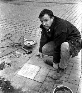 Gunter Demnig bei der Verlegung der Gedenktafel
vor der Antoniterkirche, 1995/1996
Dokumentationszentrum, Kunst, Köln