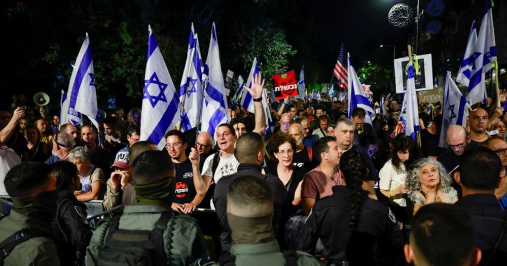 Protesters mass outside Netanyahu's house as anger grows | Reuters