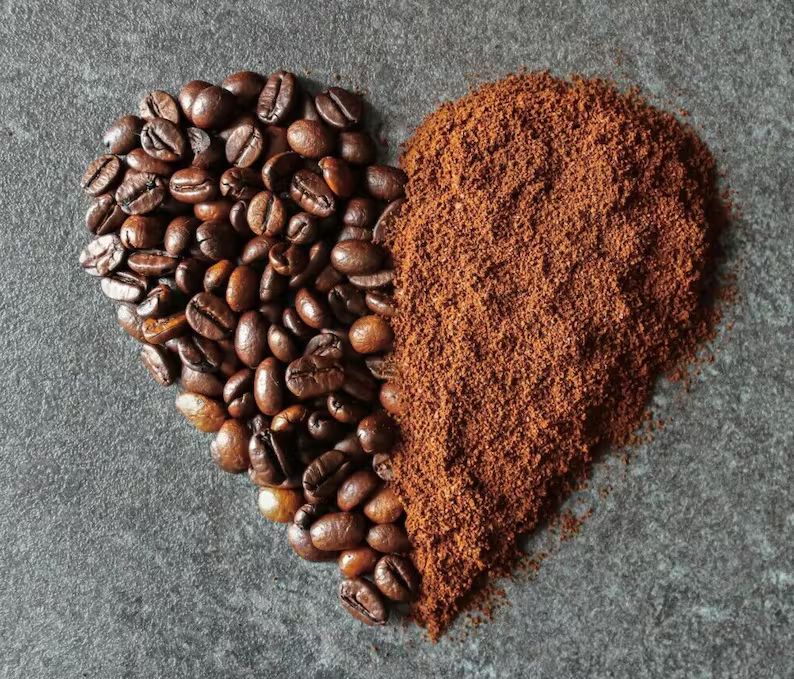 Cœur dessiné avec du café en grain et moulu