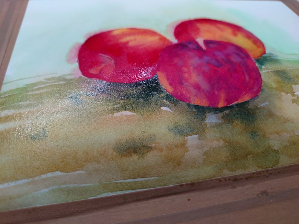 りんごの水彩画の制作過程。陰影を足していく。