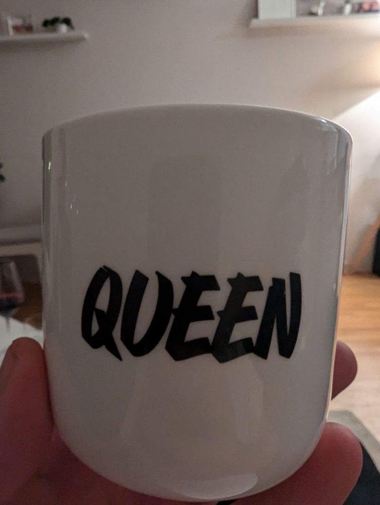 Kaffeetasse mit Aufdruck "QUEEN"