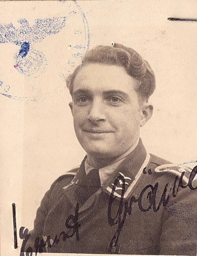 Foto von Ernst Gräwe aus seinem Soldatenbuch, Anfang 1945.
Quelle: wikicommon