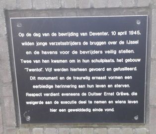 Ernst-Gräwe-Tafel am Denkmal des Twentol-Dramas
Text: Am Tag der Befreiung von Deventer, dem 10. April 1945, wollten junge Widerstandskämpfer die Brücken über die IJssel und die Häfen für die Befreier sichern. Zwei von ihnen wurden in ihrem Versteck, dem „Twentol“-Gebäude, getötet. Fünf von ihnen wurden hierher gebracht und von einem Erschießungskommando hingerichtet. Dieses Denkmal und die Trauerweide daneben sind eine respektvolle Erinnerung an ihr Leben und ihren Tod. Auch der Deutsche Ernst Gräwe verdient Respekt. Er weigerte sich, an der Hinrichtung teilzunehmen, und sein Leben fand hier ein gewaltsames Ende.
Quelle: Privatarchiv
