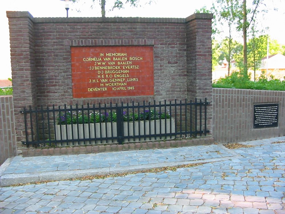 Twentol-Denkmal in Deventer zur Erinnerung an die „Tragödie von Twentol“ vom 10. April 1945 mit den Namen der sieben niederländischen Widerstandskämpfer, die an diesem Tag erschossen wurden.
Quelle: wikicommon