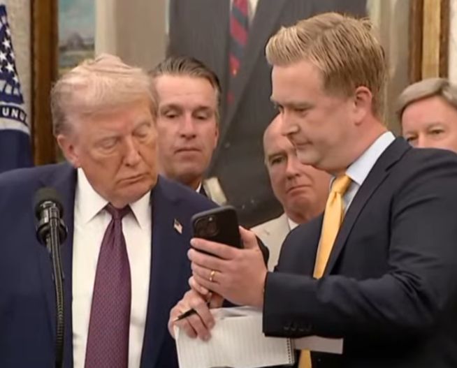 Doocy showing Bronzolini the video of stuff being tossed out a White House window. Look! See! I'm a special boy!