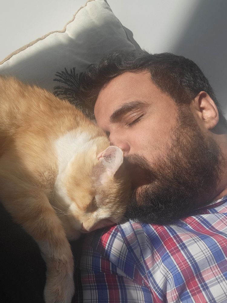 Moi qui fait un bisou à Winston avachi sur le canapé