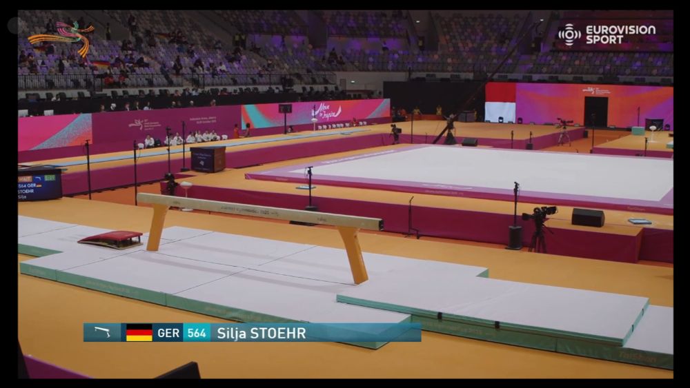 capture d'écran de la diffusion des championnats mondiaux de gym artistique (à Jakarta), on voit la poutre (l'agrès) au milieu