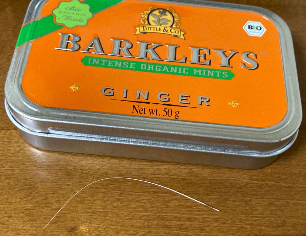 抜けた猫さんのヒゲとヒゲを入れている缶