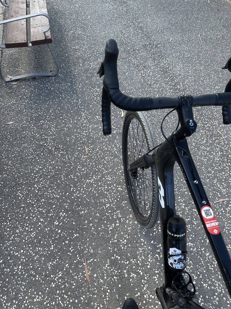 Fahrrad auf Straße. Wilder Lenkervorbau eines Gravelbikes