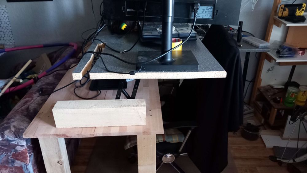 hochgeklappte tischplatte