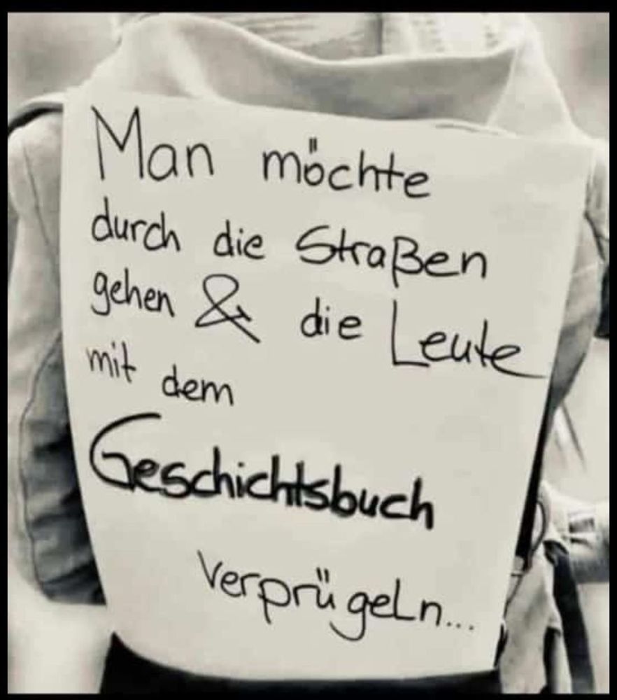 Foto von einem Textschild: "Man möchte durch die Straßen gehen und die Leute mit dem Geschichtsbuch verprügeln..."