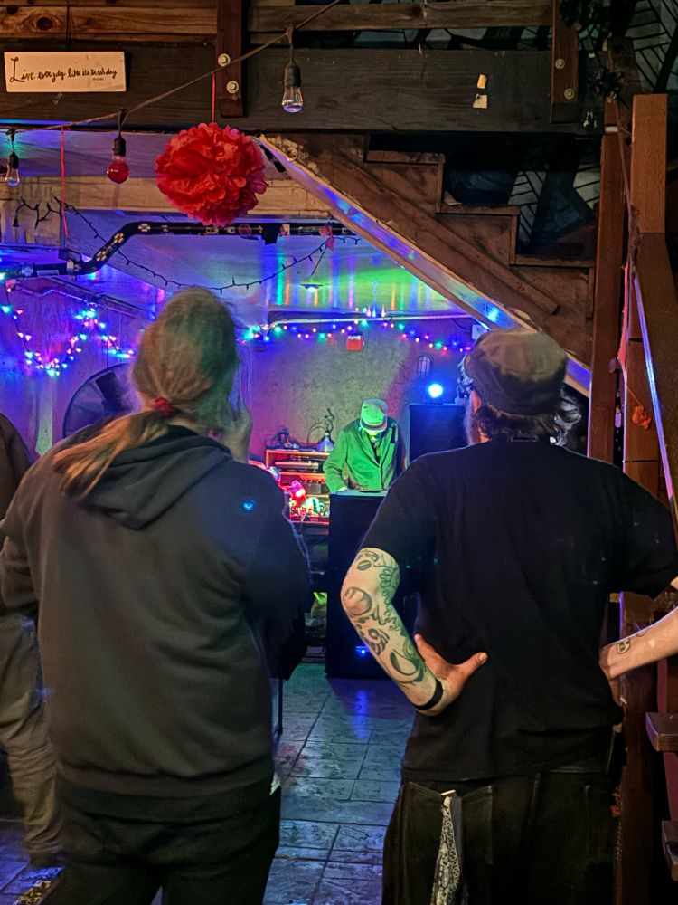dj crabhat and heartworm watch selectron's opening set